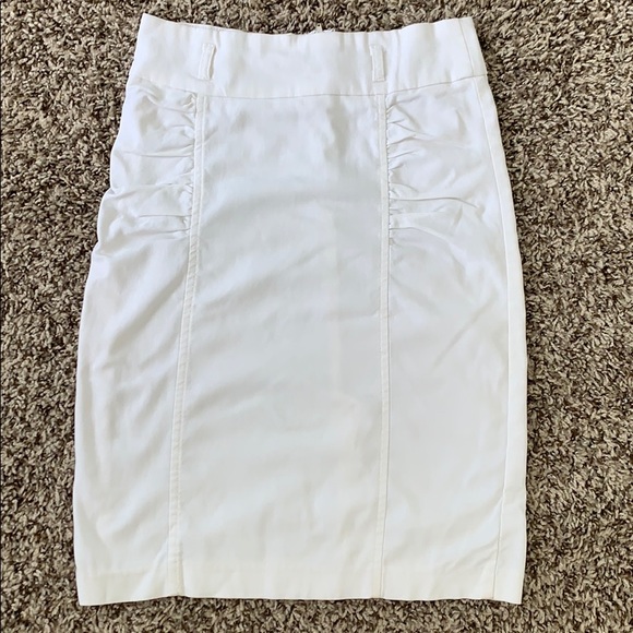 White stretchy skirt right above the knee - Picture 2 of 3